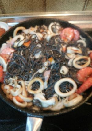 Foto principal de Espaguetis negros con calamar y gulas