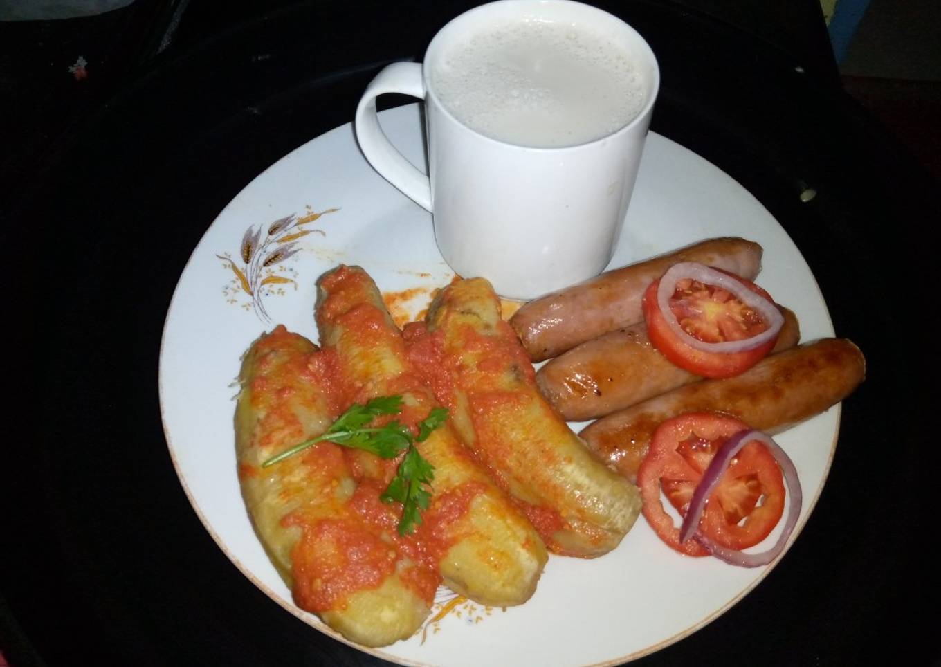 Boiled bananas in tomatoes