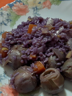 Una foto de Arroz morado con alcachofas