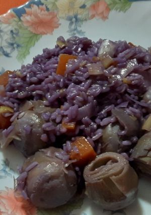 Una foto de Arroz morado con alcachofas