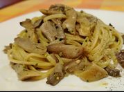 Una foto di linguine funghi