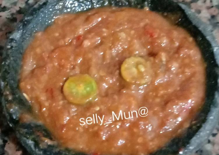 Bagaimana Menyiapkan Sambal penyetan jeruk limau yang Bisa Manjain Lidah