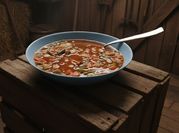 Una foto de sopa de menestra de verdura