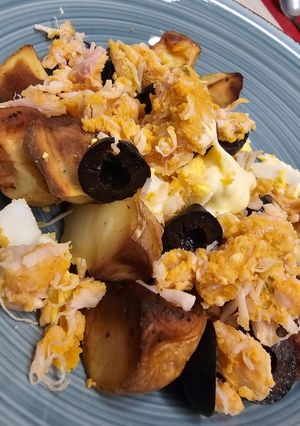 Una foto de Ensalada campera de pollo y patatas