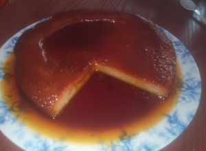 Una foto de Flan de banana galleta