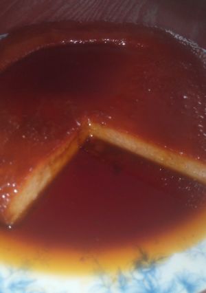 Una foto de Flan de banana galleta
