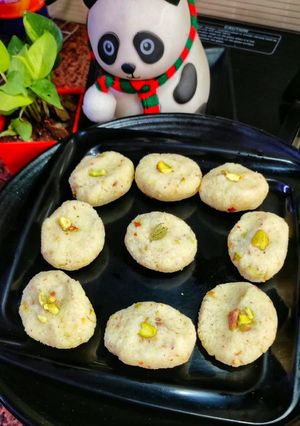 पिस्ता नारियल पेड़ा रेसिपी मुख्य फोटो