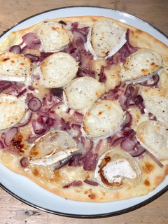 Une photo de Tarte flambée chèvre et miel