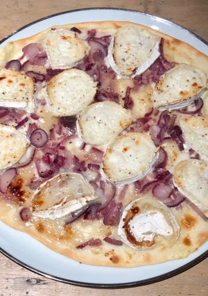 Une photo de Tarte flambée chèvre et miel