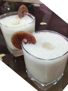 કાજુ અંજીર મિલ્કશેક (Kaju Anjeer Milkshake Recipe In Gujarati) રેસીપી મુખ્ય ફોટો