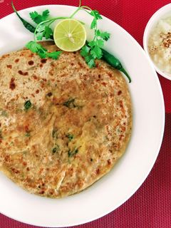 चटपटा आलू पराठा (Chatpata Aloo Paratha recipe in Hindi) रेसिपी मुख्य फोटो