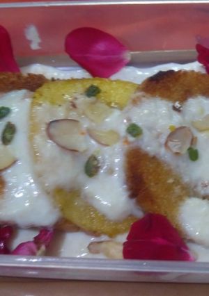 A picture of Shahi tukda with caramelized apple.
