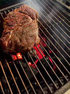 Una foto de Siloing Steak 🥩 on the grill and veggies 🥗