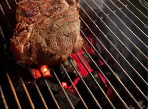 Una foto de Siloing Steak 🥩 on the grill and veggies 🥗