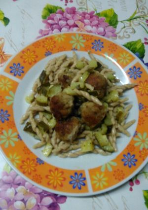 Foto di Trofie integrali con polpette di zucchine e cubetti di zucchine