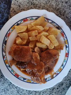Una foto de Pollo troceado al vino tinto con champiñones y patatas 🥔🍄🍗🍷
