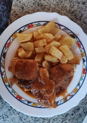 Foto principal de Pollo troceado al vino tinto con champiñones y patatas 🥔🍄🍗🍷