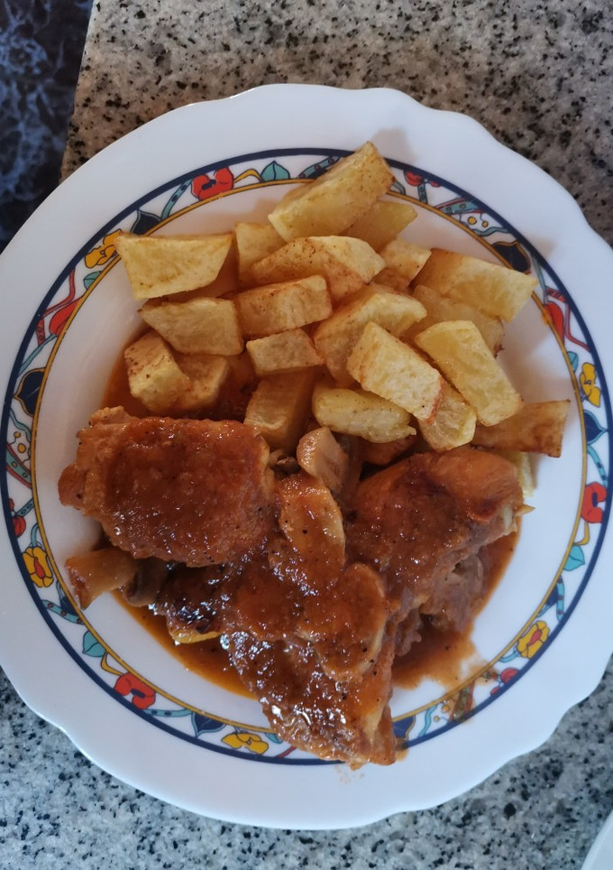 Una foto de Pollo troceado al vino tinto con champiñones y patatas 🥔🍄🍗🍷