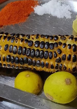 સેકેલી દેશી મકાઈ (Roasted Desi Makai Recipe In Gujarati) રેસીપી મુખ્ય ફોટો