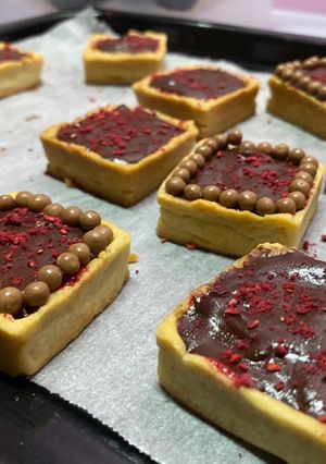 A picture of Raspberry Chocolate Ganache Tart.