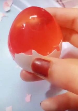 A picture of JellY in egg😲.
