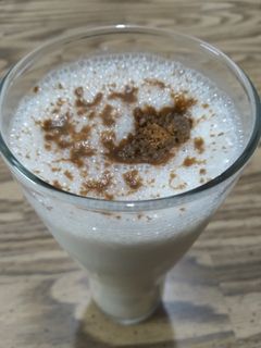 Una foto de Licuado de plátano con avena y miel de abeja
