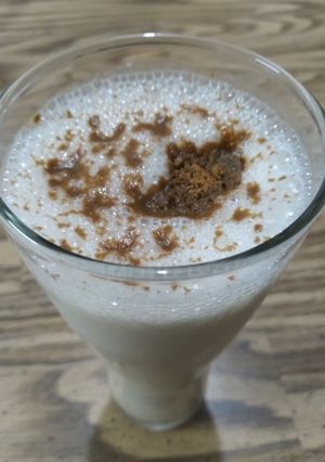 Una foto de Licuado de plátano con avena y miel de abeja