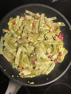 Una foto de Judías verdes con patatas fritas, huevo revuelto y jamón