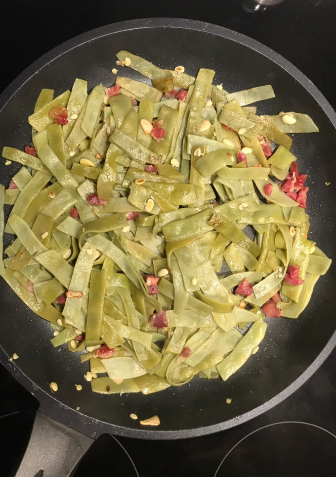 Una foto de Judías verdes con patatas fritas, huevo revuelto y jamón