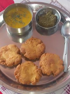 दाल बाटी (Dal baati recipe in Hindi) रेसिपी मुख्य फोटो
