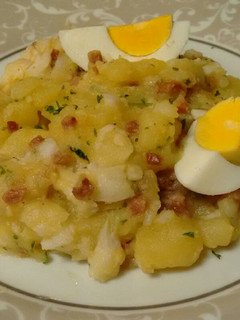 Una foto de Patatas con merluza, huevos duros y jamón serrano