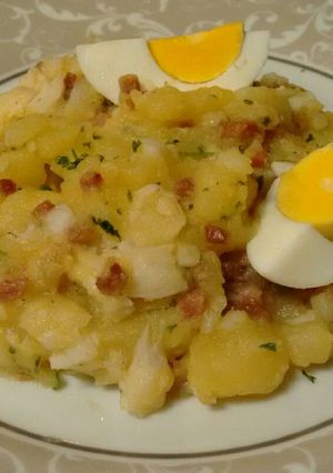 Una foto de Patatas con merluza, huevos duros y jamón serrano