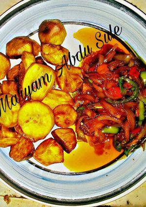 A picture of Fried Sweet potatoes and Onion sauce.