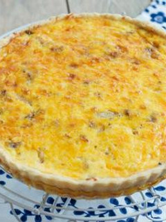 法式培根洋蔥鹹派 Quiche 的食譜成品照片