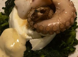 Foto di Polpo grigliato al miele con mozzarella di bufala e friarielli
