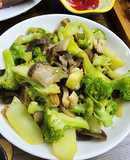 Súp lơ xào nấm lộc nhung (món chay)