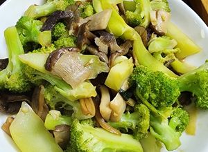 Hình của món Súp lơ xào nấm lộc nhung (món chay).