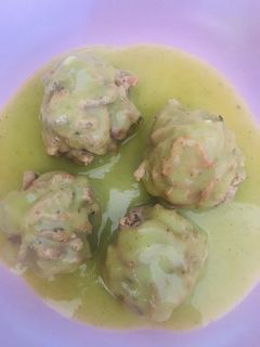 Una foto de Albóndigas con salsa de brócoli