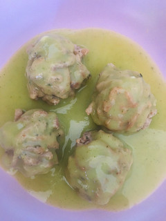 Una foto de Albóndigas con salsa de brócoli