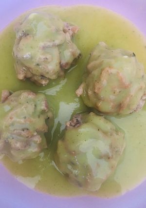 Una foto de Albóndigas con salsa de brócoli