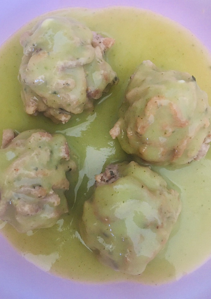 Una foto de Albóndigas con salsa de brócoli