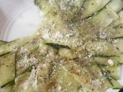 Una foto de carpaccio de pepino