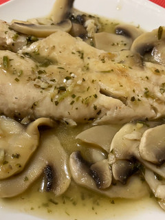Una foto de Pescada o merluza en salsa verde con champiñones