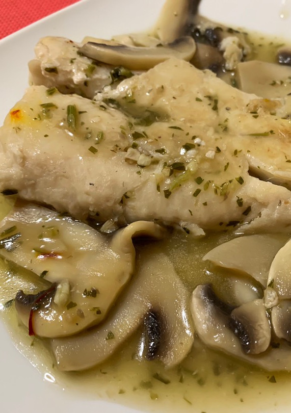 Una foto de Pescada o merluza en salsa verde con champiñones