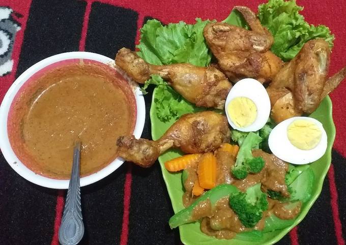 Ayam goreng sayur bumbu pecel