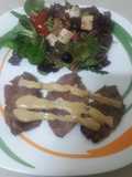 Presa de cerdo en salsa de mostaza y miel con ensalada de rúcula y queso feta