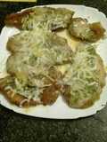 Filetes de pechuga empanados con mostaza, queso fundido y salsa pesto