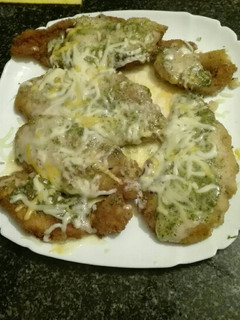 Una foto de Filetes de pechuga empanados con mostaza, queso fundido y salsa pesto