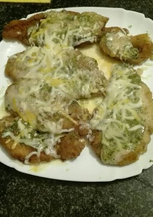 Una foto de Filetes de pechuga empanados con mostaza, queso fundido y salsa pesto
