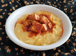 Foto di Polenta integrale con spezzatino di tofu
